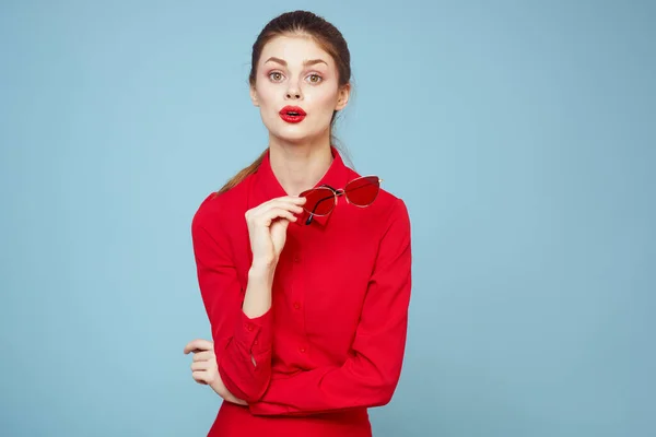 Kvinna med mörka glasögon röda läppar charm skjorta studio blå bakgrund — Stockfoto