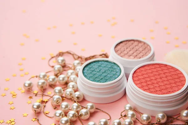 Eyeshadow maquiagem pincéis coleção profissional cosméticos acessórios em fundo rosa — Fotografia de Stock