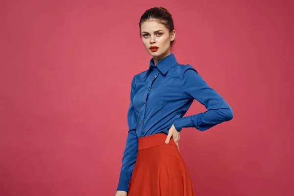 Mujer en camisa azul y cubos rojos sobre fondo rosa emociones divertidas modelo recortado ver — Foto de Stock