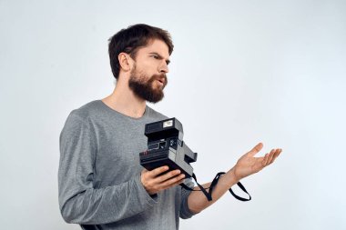Kamera hobisi olan fotoğrafçı stüdyo yaşam tarzı yaratıcı ışık arka planı
