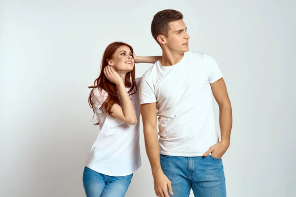 Família casal no amor jeans branco t-shirt emoções divertido homem e mulher se divertindo — Fotografia de Stock