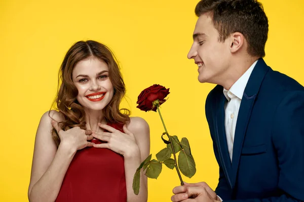 Jeune couple charmant rose relation romance cadeau comme un style de vie jaune isolé fond — Photo