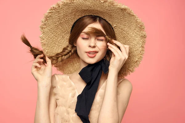 분홍색 배경 감정에 빨대 모자를 쓴 소녀의 모습 근접 한 아름다운 얼굴 모델 꼬리 — 스톡 사진