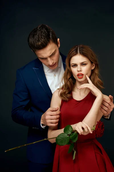Luxus pár ölelés romantika kapcsolat emelkedett át sötét elszigetelt háttér — Stock Fotó