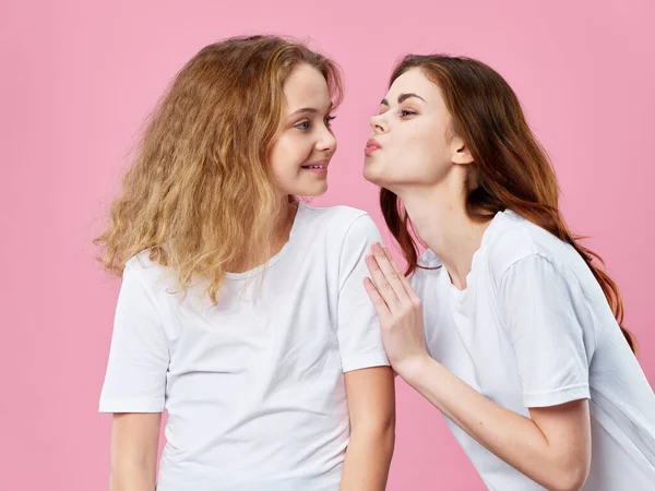 Mãe e filha abraços beijo branco t-shirts socialização — Fotografia de Stock