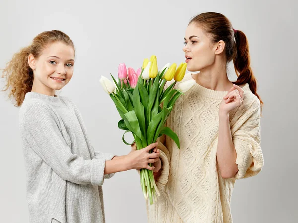 Meisje geeft bloemen naar mam een cadeau vakantie leuk — Stockfoto