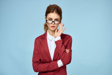 Zarif kadın kırmızı ceket kartviziti resmi özgüvenli yaşam tarzı mavi arka plan