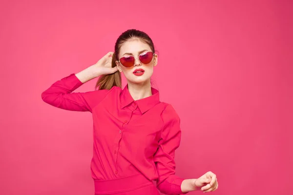 Vrouw in roze shirt en bruine bril bijgesneden weergave mode model emoties gebaren handen portret — Stockfoto