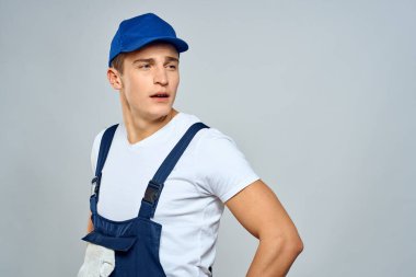 Üniformalı çalışan adam, servis hizmeti ışık arka planı