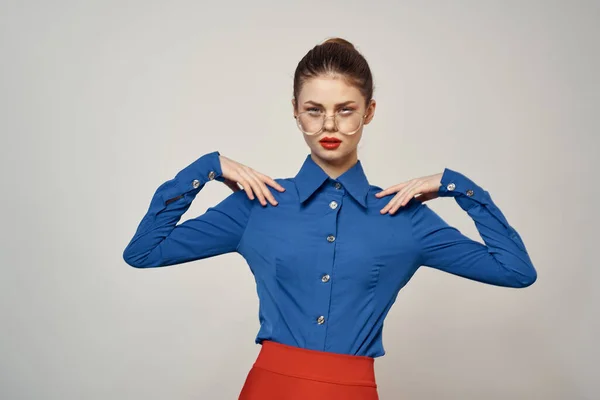 Modelo de mujer en camisa azul y gafas de falda roja hermoso estudio de maquillaje facial — Foto de Stock