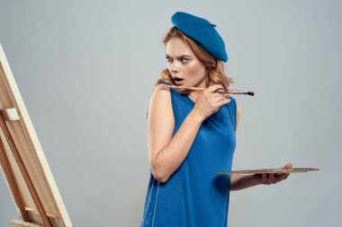 kadın sanatçı mavi bereli palet resim sehpa sanat yaratıcılık ışık arka planı