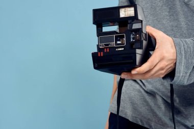 Fotoğraf makinesi profesyonel mercek teknolojisi stüdyo ekipmanı mavi arka planda.