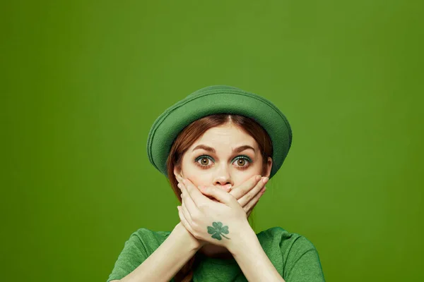 St patricks day happy woman green t-shirt hat shamrock holidays fun — Stockfoto