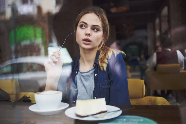 Красивая женщина сидит за столом в кафе завтрак закуски образ жизни — стоковое фото