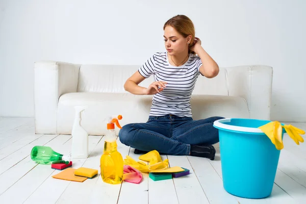 Pulizia signora con secchio di forniture di lavaggio sul pavimento lavori domestici interni — Foto Stock