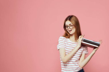 Pembe arka plan gözlüklü genç kız öğrenci yüz eğitimi enstitüsünde kırpılmış görüş