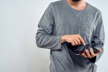 Elinde tableti olan adam teknoloji yaşam tarzı internet iletişimi çalışma ışık arka plan kırpılmış görünüm