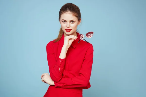 Mulher com óculos escuros lábios vermelhos charme camisa estúdio fundo azul — Fotografia de Stock