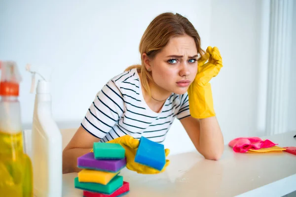 Limpieza señora en guantes de goma esponja detergente trabajo interior en casa — Foto de Stock