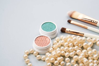 Göz makyajı fırçaları, gri arkaplandaki profesyonel kozmetik aksesuarları koleksiyonu.