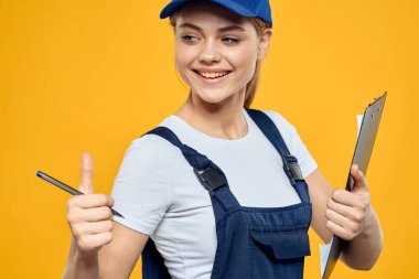 İş üniformalı kadın kurye servisinin sarı geçmişini belgeleyecek.