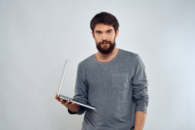 Dizüstü bilgisayarı olan duygusal bir adam. Modern tarz, hafif arka plan.