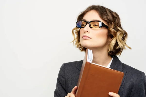 Obchodní žena s notepad a brýle práce světlo pozadí oříznutý pohled na oblek modelu. — Stock fotografie