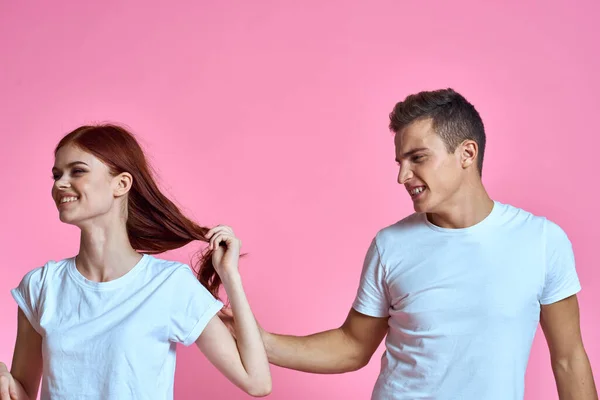 Gecharmeerd man en vrouw knuffelen elkaar op een roze achtergrond bijgesneden met Copy Space familieportret — Stockfoto