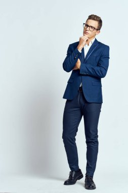 Gözlük takan takım elbiseli bir iş adamı. Kendine güvenen bir yönetici.