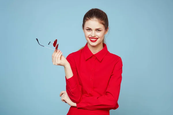 Mulher com óculos escuros lábios vermelhos charme camisa estúdio fundo azul — Fotografia de Stock