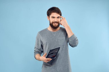 Elinde tablet tutan adam kablosuz teknoloji internet yaşam tarzı stüdyo mavi arka plan duyguları