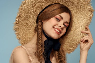 Saçları örgülü romantik insanlar. Arka planda gri bir şapka giyiyorlar.