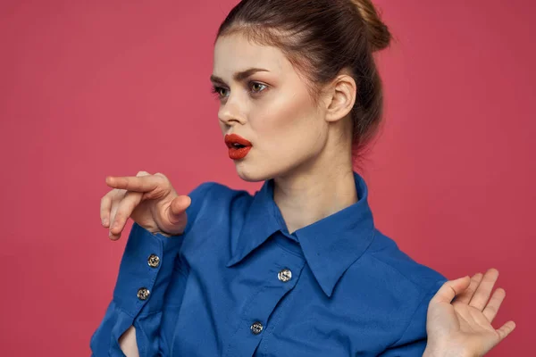 Ritratto di donna emotiva in camicia blu con trucco luminoso gesticolando con le mani Copia Spazio — Foto Stock