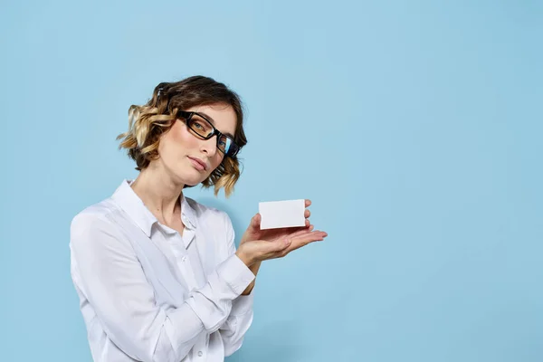 Donna che indossa occhiali da biglietto da visita in mano su sfondo blu Copia Spazio vista ritagliata — Foto Stock