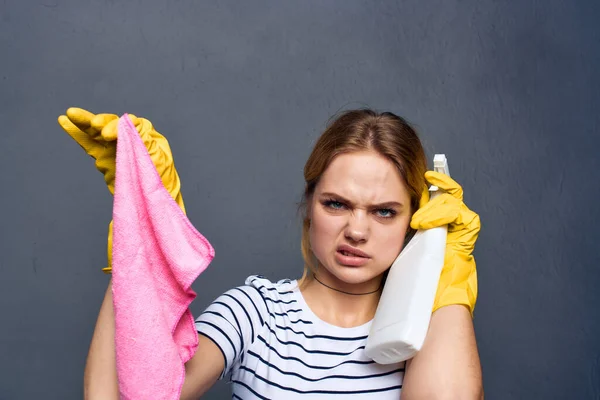 분홍 래그를 손에 들고 있는 청소하는 여자 회색 배경 — 스톡 사진