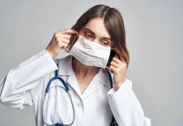 Mujer feliz médico en máscara médica con estetoscopio en el cuello —  Fotos de Stock