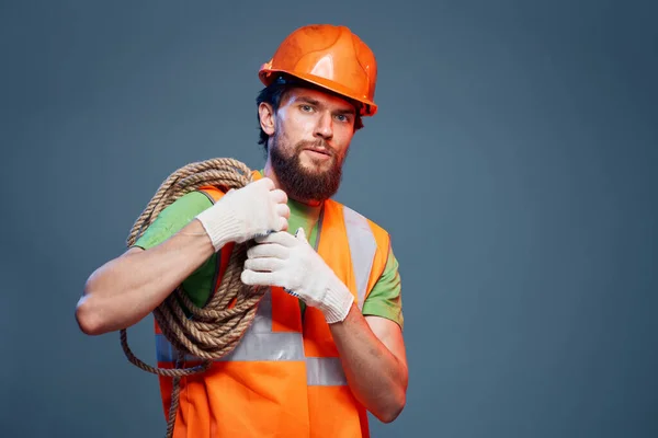 Robotnik w pomarańczowej linie malarskiej w rękach budowlańca. — Zdjęcie stockowe