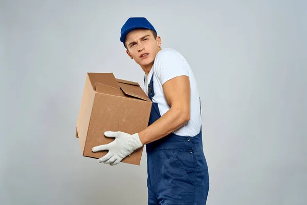 Homem trabalhador com caixa em mãos entrega serviço de carga serviço de embalagem — Fotografia de Stock