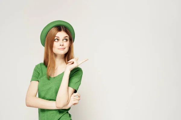 Ragazza in abiti verdi con cappello su sfondo chiaro giorno St. Patricks vista ritagliata — Foto Stock