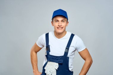 Üniformalı çalışan adam, servis hizmeti ışık arka planı