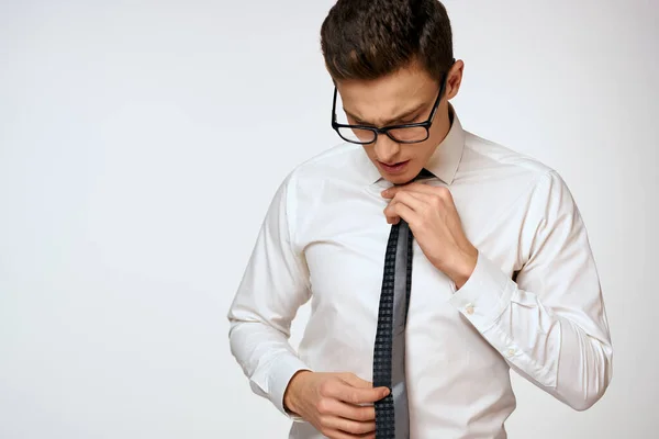 Biznes człowiek w białej koszuli z krawatem noszenie okularów executive self-confidence manager — Zdjęcie stockowe