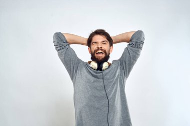 Kulaklıklı bir adam müzik, yaşam tarzı, teknoloji, modern tarz eğlence, hafif arka plan.