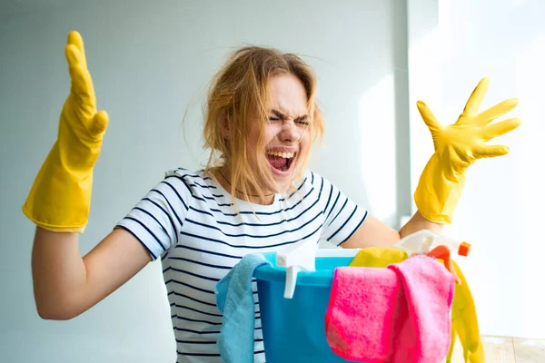 Sprzątaczka z rękawiczkami praca myśleć gospodyni domowa — Zdjęcie stockowe