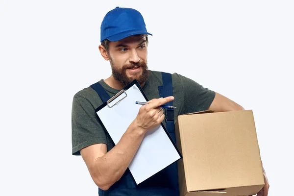 Mensajero masculino de trabajo con caja en mano documentos entrega servicio luz fondo — Foto de Stock