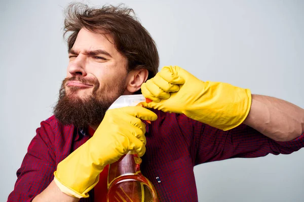Hombre en guantes de goma amarilla detergente tareas domésticas prestación de servicios de primer plano — Foto de Stock