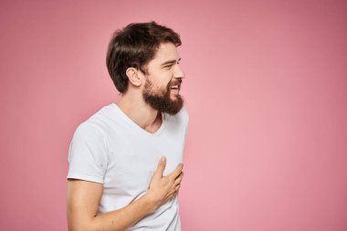 Neşeli sakallı adam beyaz tişört duyguları pembe arka planı kırptı