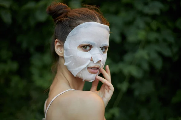 女の子裸の肩の肖像バックビューフェイスマスク化粧品 — ストック写真