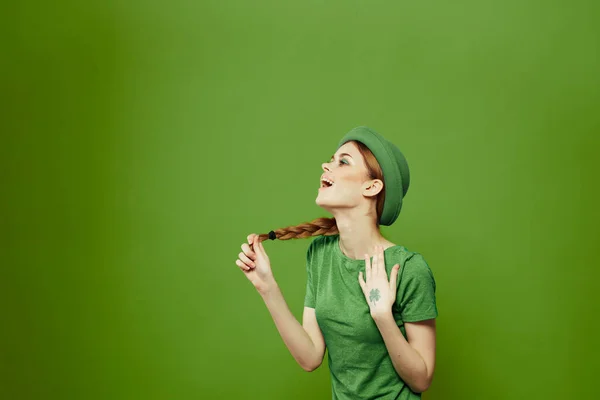 St patricks giorno felice donna gesticolando con le mani cappello trifoglio vacanze divertimento — Foto Stock