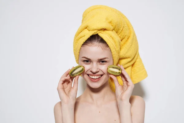 头戴黄色毛巾的妇女；天然化妆品；护肤 — 图库照片