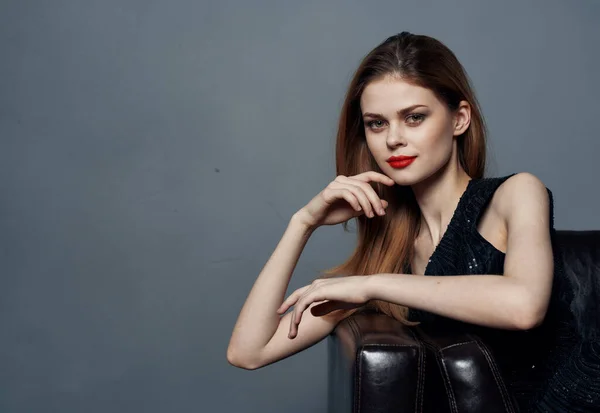 Retrato de una mujer elegante en vestido negro maquillaje de noche y labios rojos fondo gris — Foto de Stock